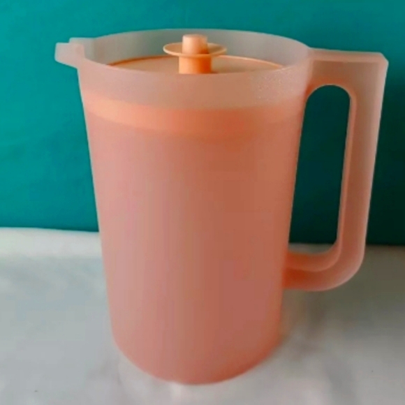 Tupperware 2 Qt. Classic Sheer Round Refrigerator Pitcher Thirst Quencher - Pink - Picture 3 of 14